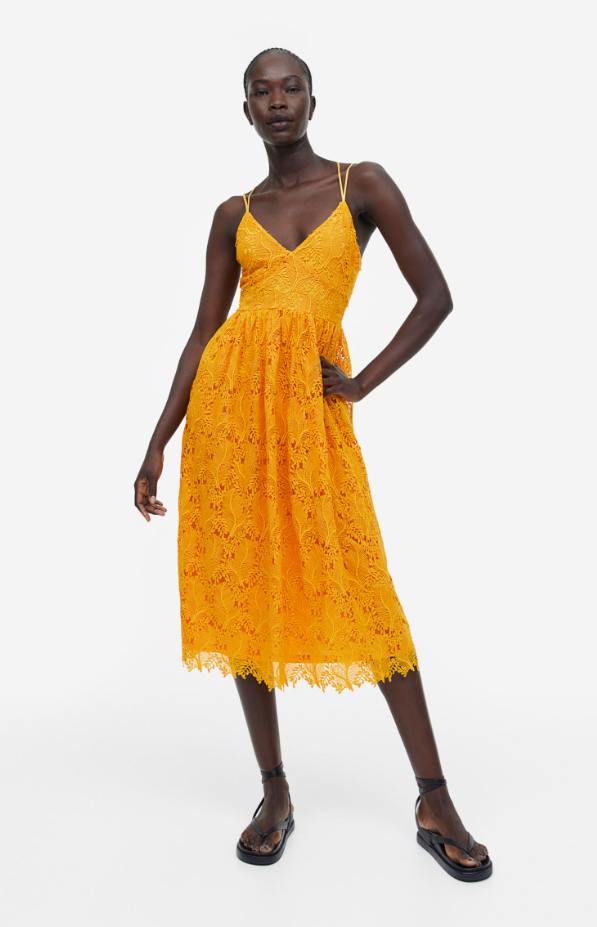 Jurk voor bruiloft gast in de zomer met kleur