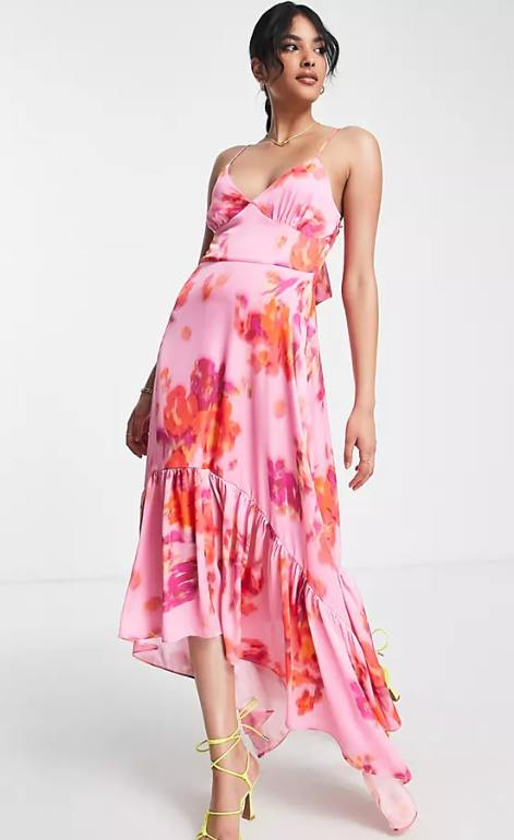 Roze gebloemde midi jurk voor een bruiloft gast in de zomer