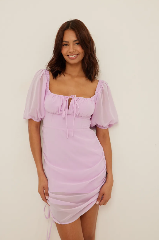 paars pastel bruiloft jurk gast